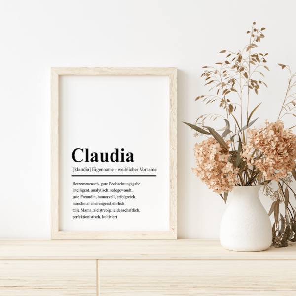 characterpaper claudia steht auf einer komode neben einer vase mit blumen