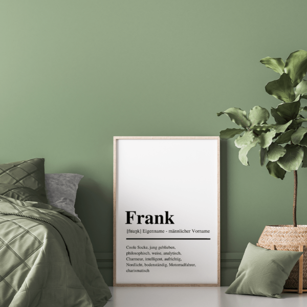 großes characterpaper steht an einer wand zwischen einem bett und einer pflanze