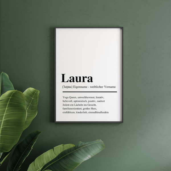 characterpaper laura hängt an einer Grünen wand unten links in der Ecke ist eine Großblättrige Pflanze