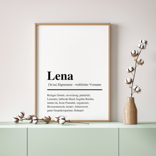 characterpaper für lena steht auf einem grünen dekorierten Schrank