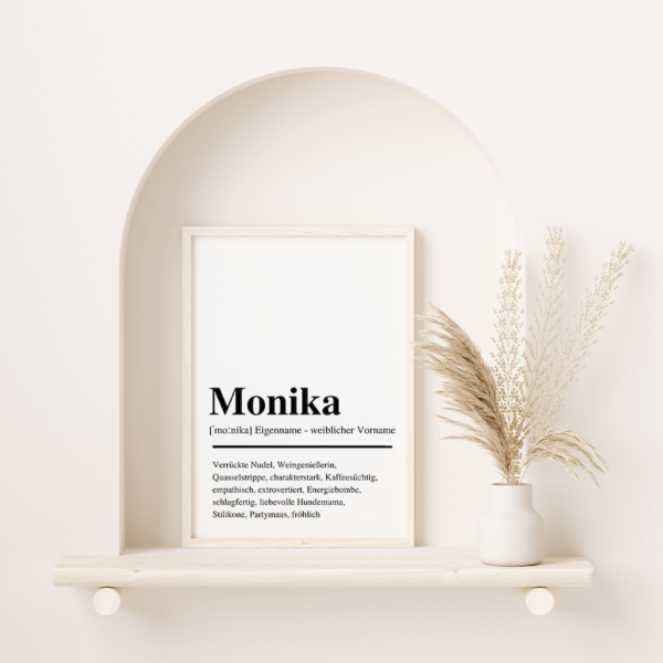 characterpaper für monika steht in einem Erker neben einer pflanze