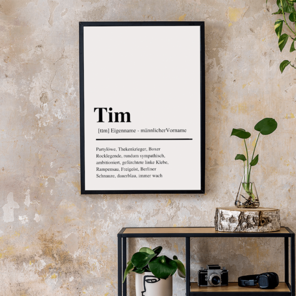 characterpaper von tim an einer Wand über einem Regal